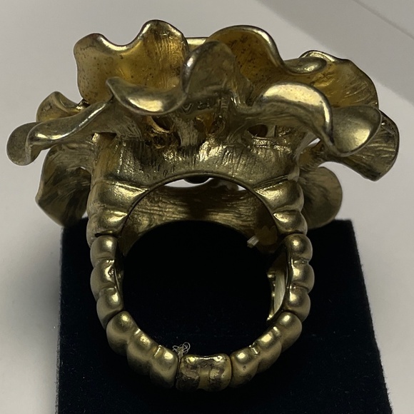 Vintage Large Petal Flower Ring Center Crystal Rhinestone Gold-tone Stretch Band - Picture 4 of 8